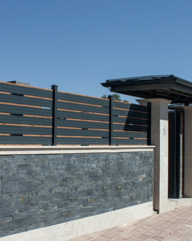 Horizontal slats, mixed finishes