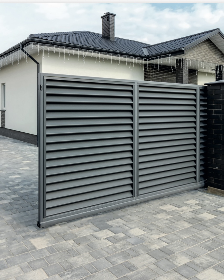 Louvered driveway gate