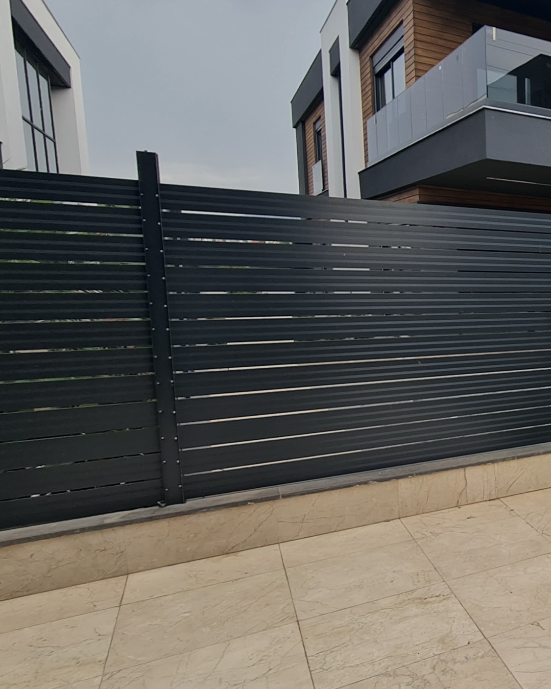 Horizontal slat boundary fence
